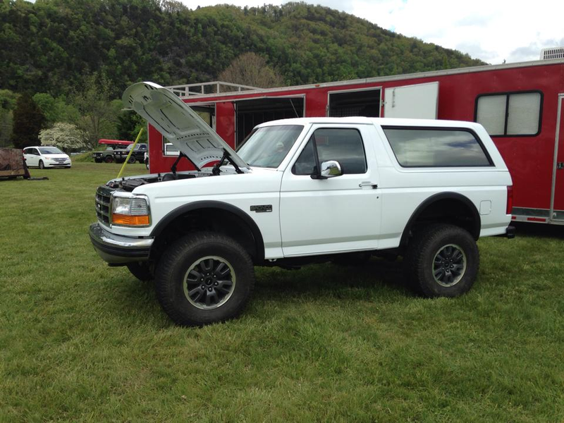 Illustration for article titled This 400 HP Ford Bronco On A Raptor Frame Is A Work Of Mad Genius